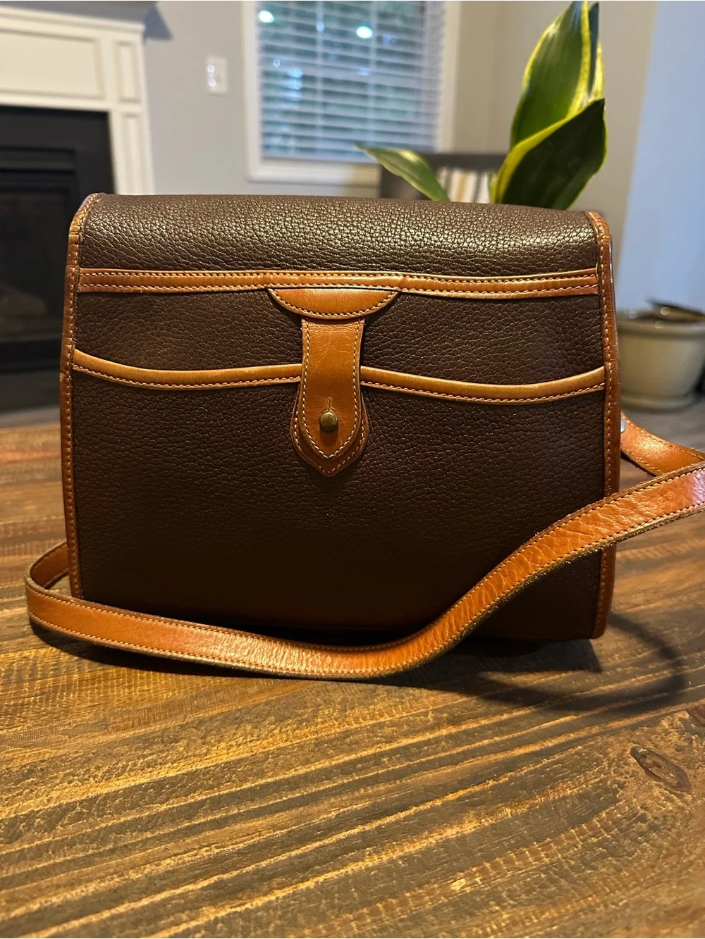 Vintage Dooney & Bourke Essex AWL Brown British Tan Leather Crossbody
